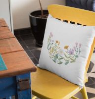 coussin carré avec motif de broderie prairie d'été