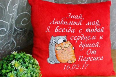 Embroidered cushion with romantic cats design