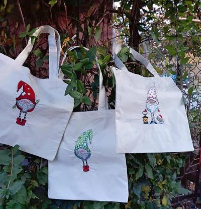Embroidered shopping bags with Gnomes design
