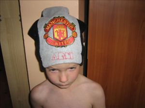 Knitted hat with manchester united hat embroidery design
