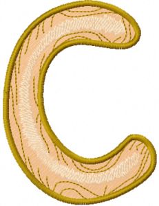 Desenho de bordado com letra C em madeira