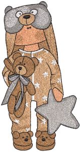 Muñeca Tilda con diseño bordado de osito y estrella.