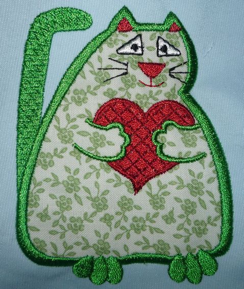 Cat with heart free applique design